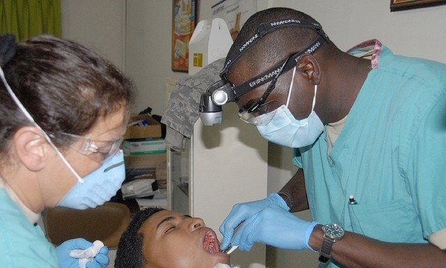 ile zarabia asystentka stomatologiczna