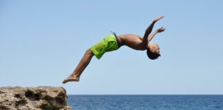 Jak zrobić salto w tył na trampolinie?